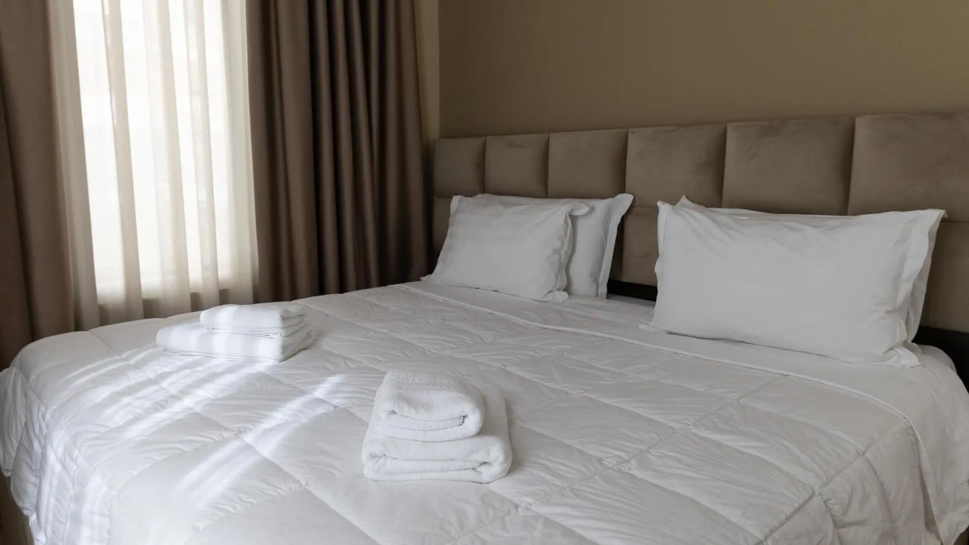 4R Colombo Hotel 地拉那