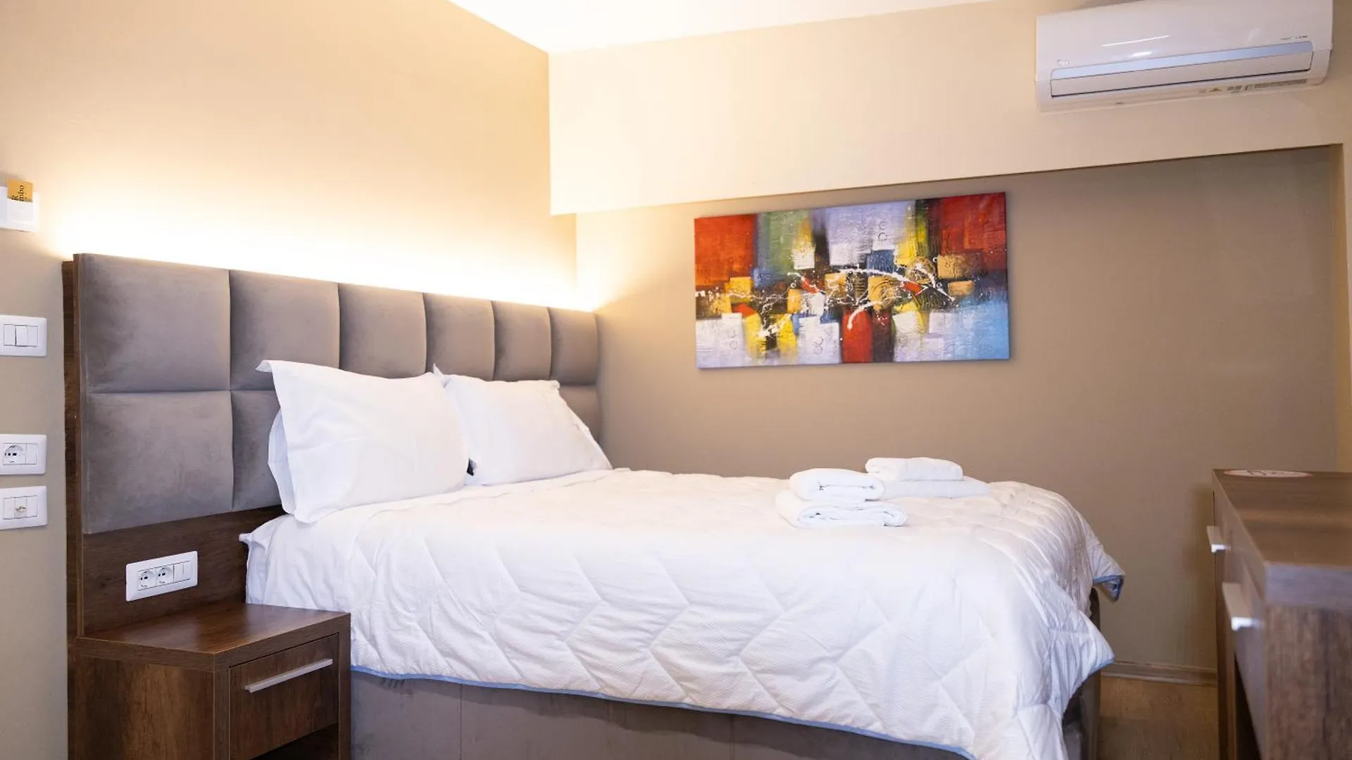 4R Colombo Hotel 地拉那