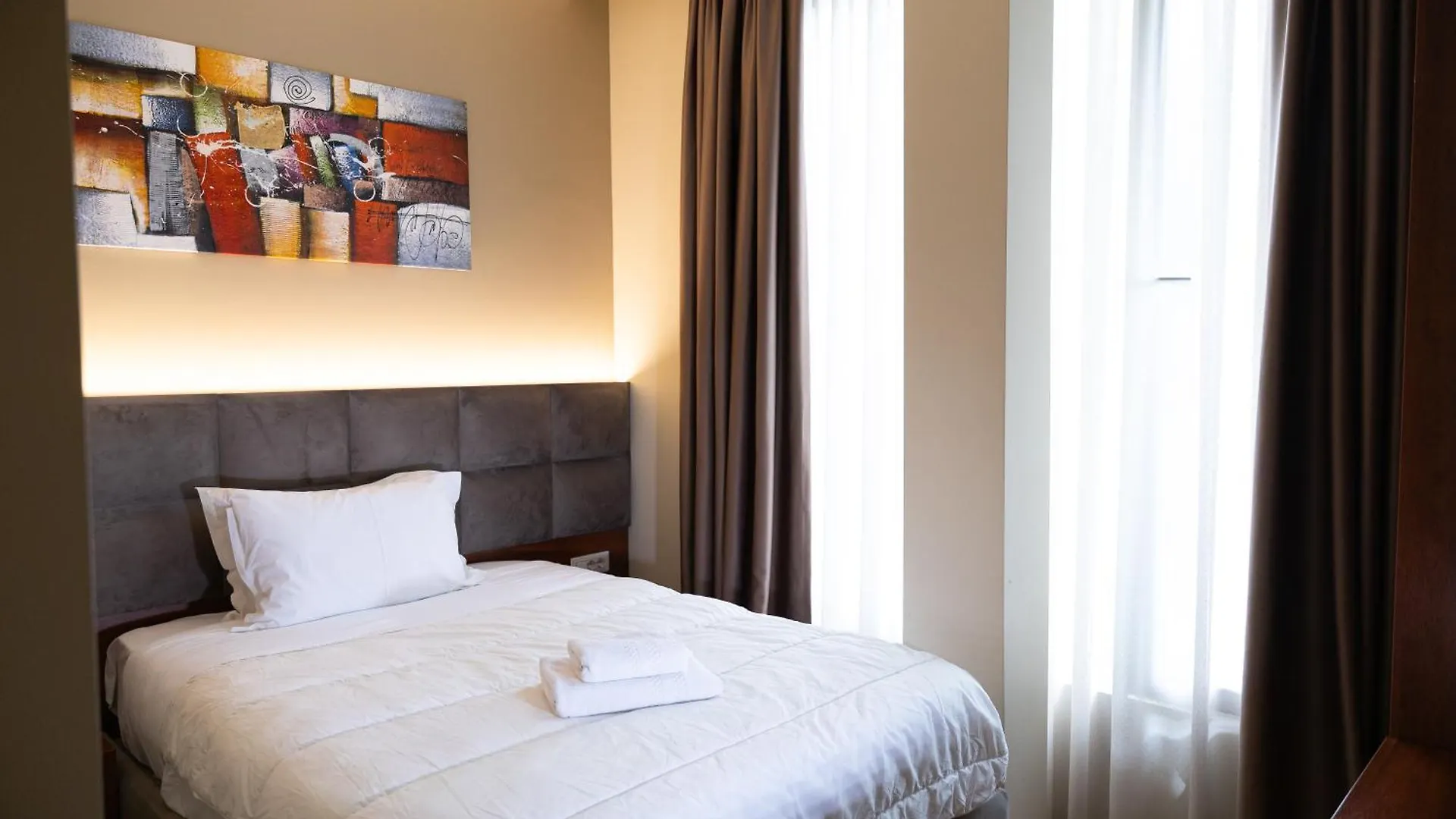 4R Colombo Hotel 地拉那