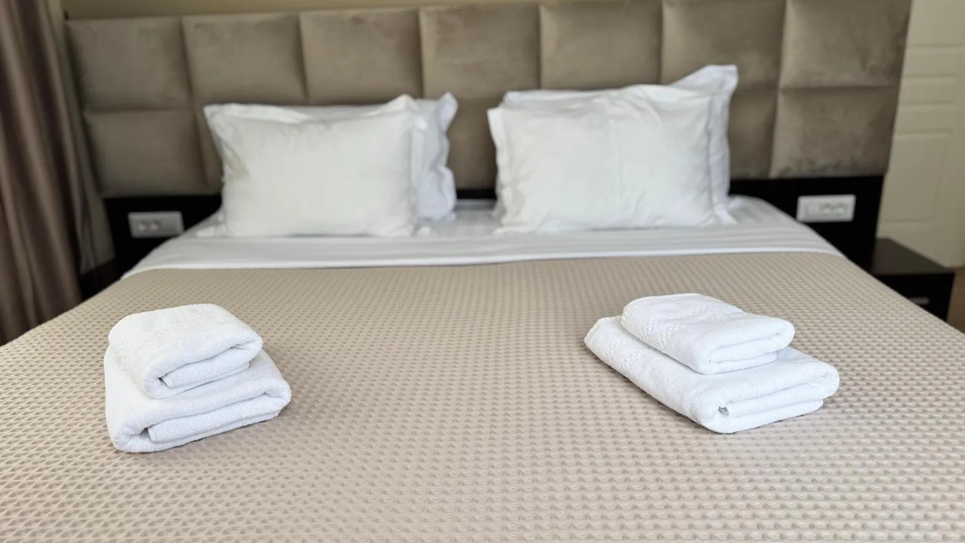 4R Colombo Hotel 地拉那
