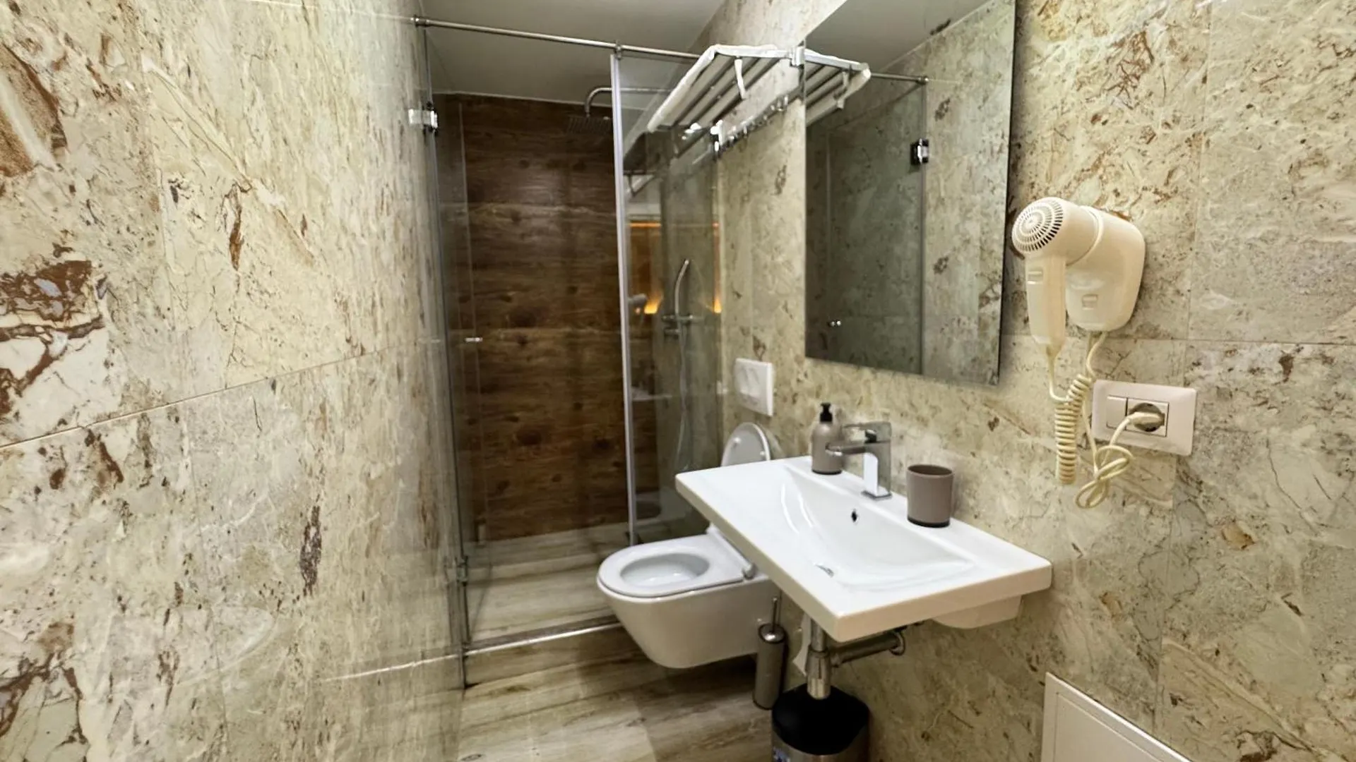4R Colombo Hotel Tirana 3*,  Albánie